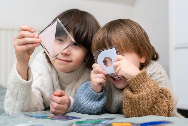 Zwei Brüder spielen zu Hause ein intelligentes Entwicklungsspiel Geschwister verbringen Zeit miteinander, um logisches Spielzeug zu lösen