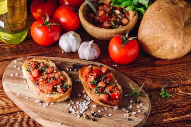 Zwei Bruschetta mit Tomaten und anderen Zutaten.