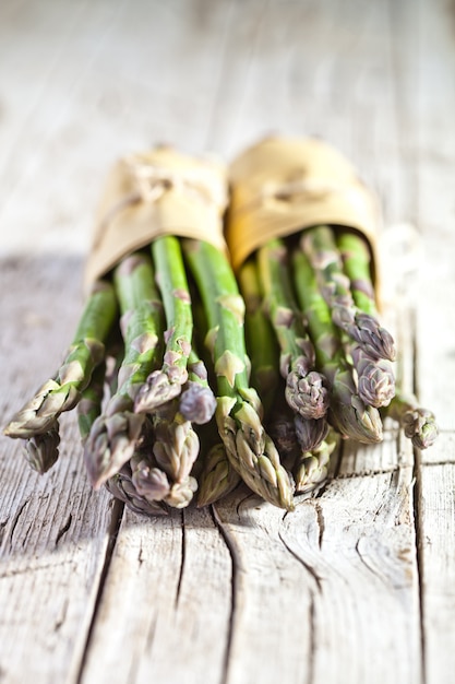 Zwei Bund frischer Spargel