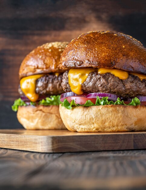 Zwei Burger auf dem Holzbrett hautnah