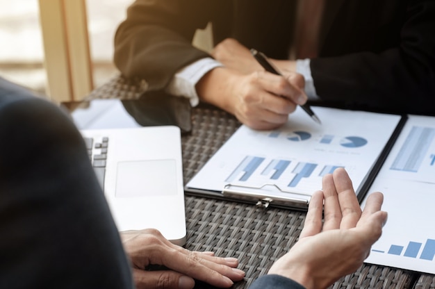 zwei Business Executives diskutieren die Verkaufsleistung am Arbeitsplatz.