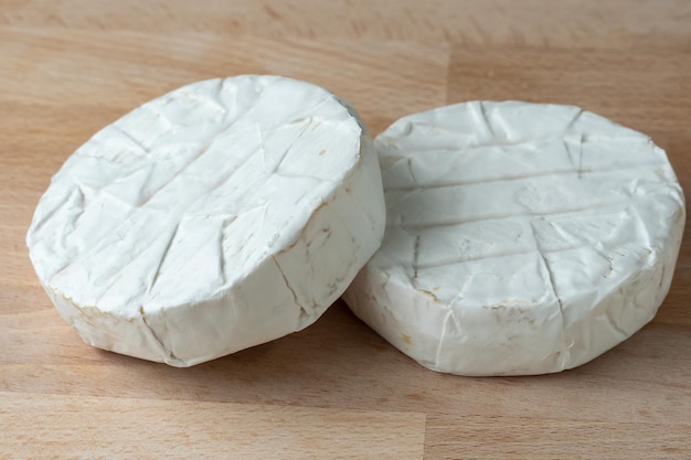 Zwei Camembert-Käse Zubereitung zum Grillen