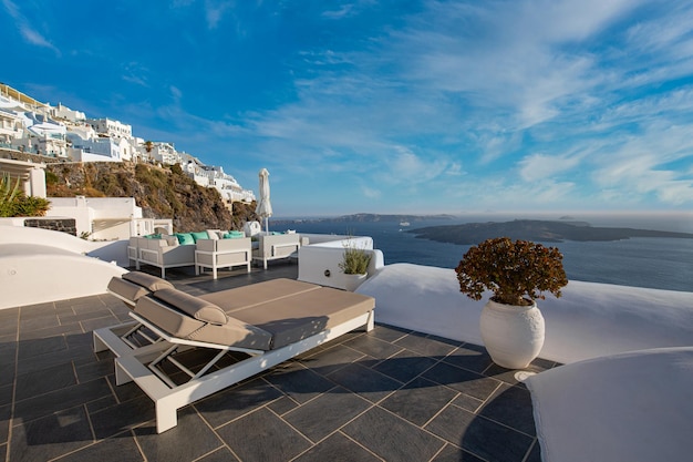 Zwei Chaiselongues auf der Terrasse mit Meerblick Insel Santorini Griechenland