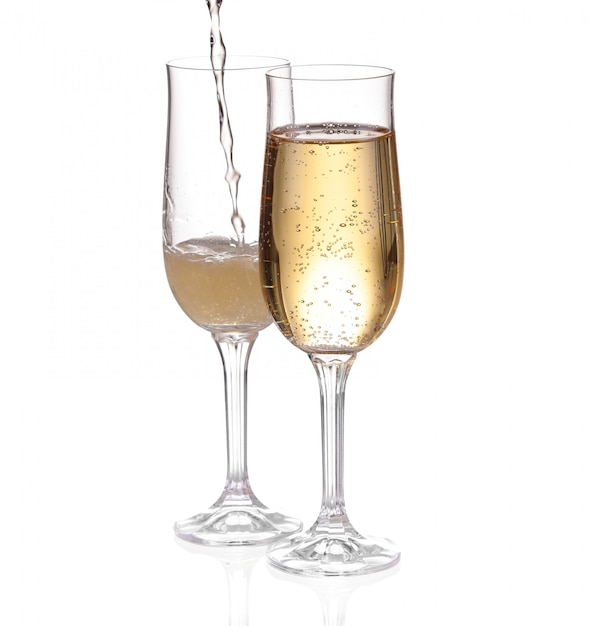 Zwei Champagnergläser mit abstraktem Spritzer