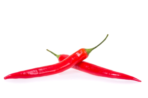 Zwei chilischoten liegen auf weißem hintergrund