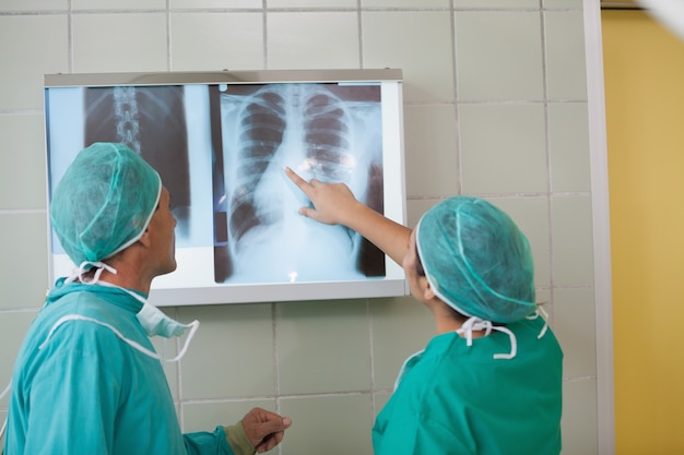 Zwei Chirurgen, die einen Röntgenstrahl überprüfen