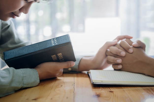 Zwei Christen beten zusammen über die heilige Bibel.