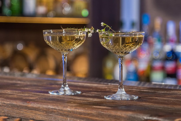 Zwei Cocktailgläser mit kleinen Blumen