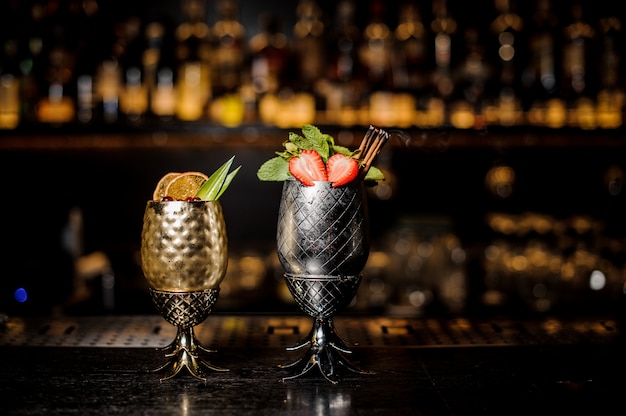 Zwei Cocktails in der Ananas bilden Tassen in der Bar