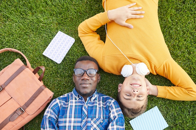 Zwei College-Studenten, die auf Gras liegen