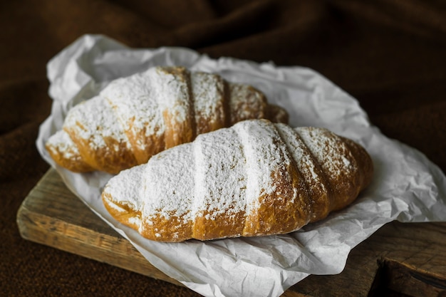 Zwei Croissants auf Papier.