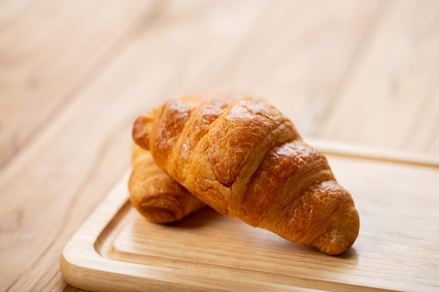 Zwei Croissants sind auf dem Teller Croissant ist ein butterartiges, flockiges französisches Gebäck Dieses Brot verwendet den französischen Blätterteig mit Hefe. Knusprig und lecker