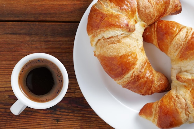 Zwei Croissants und Kaffee