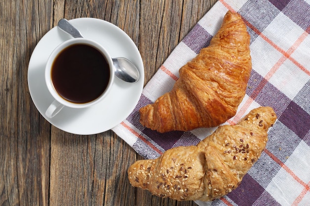 Zwei Croissants und Kaffee