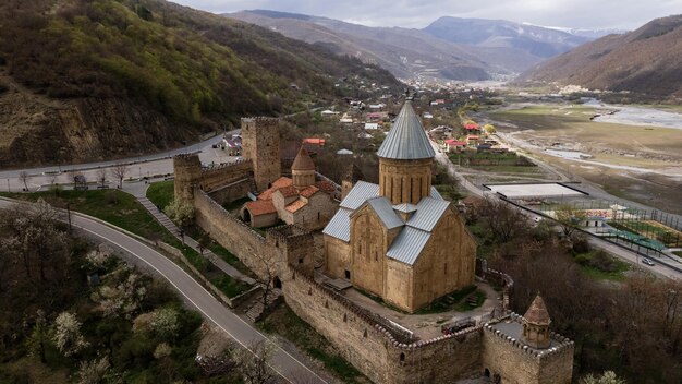 Zwei der mittelalterlichen Kirchen in der Ananuri-Festung gegen das smaragdgrüne Wasser des Jinvali-Reservoirs Historischer Ort in Georgia Foto in hoher Qualität