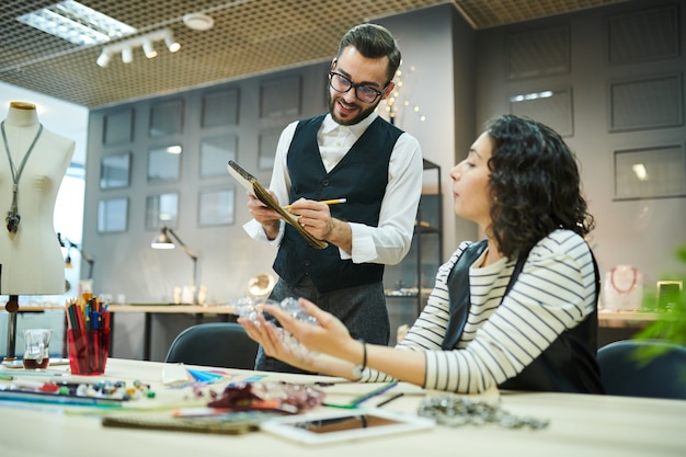 Zwei Designer, die Luxusschmuck kreieren