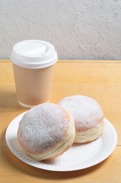 Zwei Donuts und Kaffee