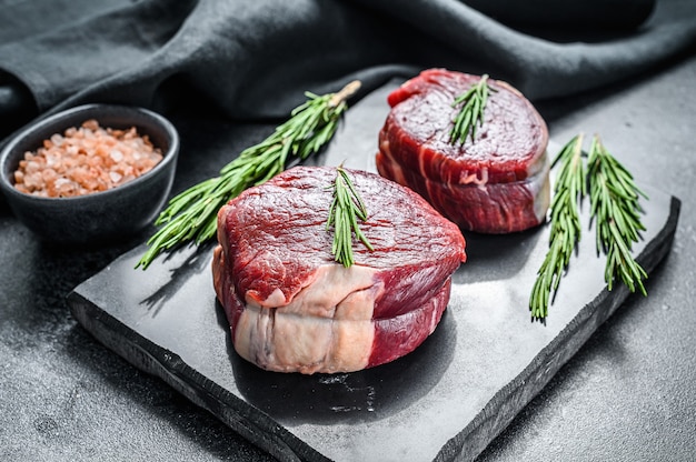 Zwei dünne Steakstücke aus dem Filet geschnitten.