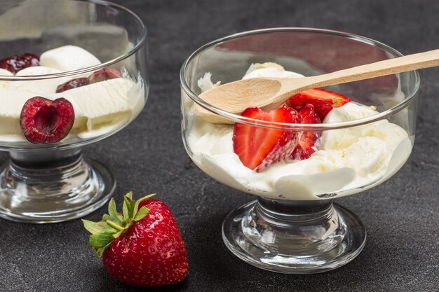 Zwei Eisbecher mit Eis und Beeren