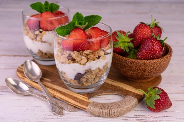 Zwei Erdbeerdesserts mit Joghurt und Müsli