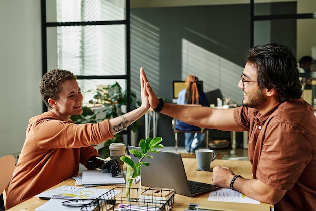 Zwei erfolgreiche Kollegen geben sich High Five