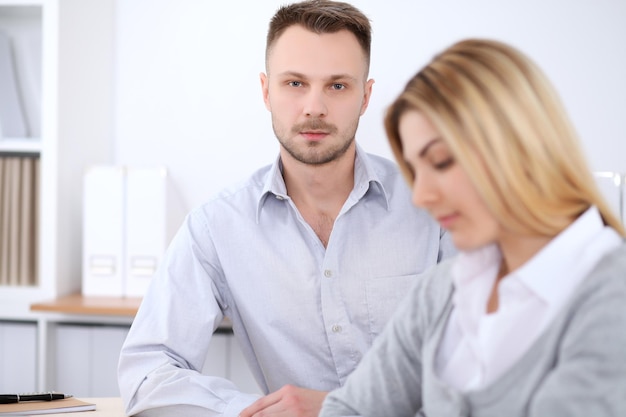 Zwei erfolgreiche Teilhaber, die beim Treffen im Büro arbeiten. Konzentrieren Sie sich auf den Menschen