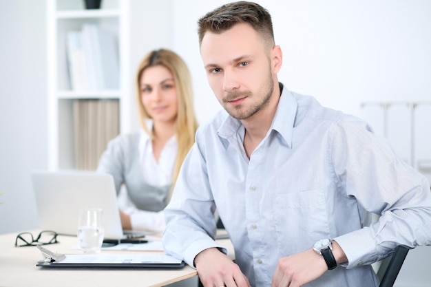 Zwei erfolgreiche Teilhaber, die beim Treffen im Büro arbeiten.