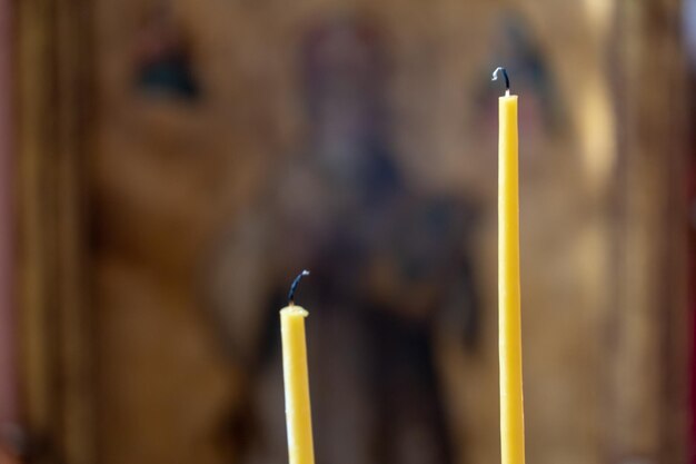 Zwei erloschene Kerzen closeup in einer orthodoxen Kirche Das Innere der Kirche Ein Ort für Gebet und Buße