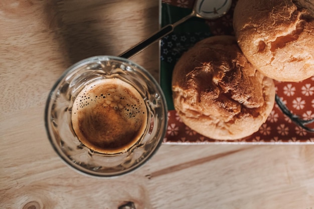 Zwei Espressokaffee und Eclair morgens auf Holztisch