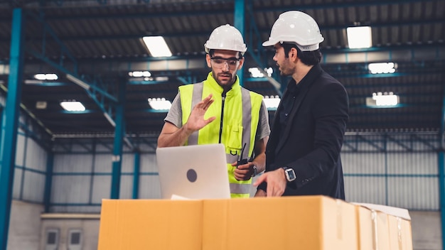 Zwei Fabrikarbeiter arbeiten und diskutieren Fertigungsplan in der Fabrik Industrie- und Ingenieurkonzept