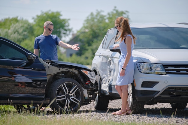 Zwei Fahrer streiten sich darüber, wer bei einem Autounfall schuldig ist Verkehrssicherheits- und Versicherungskonzept