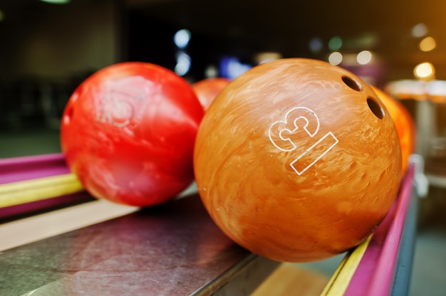 Zwei farbige Bowlingkugeln der Nummern 13 und 12