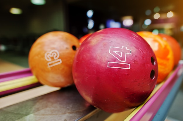 Zwei farbige Bowlingkugeln der Nummern 14 und 13