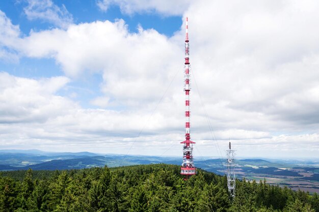 Zwei Fernmeldetürme mit Kommunikationssendern und Antennen im Wald