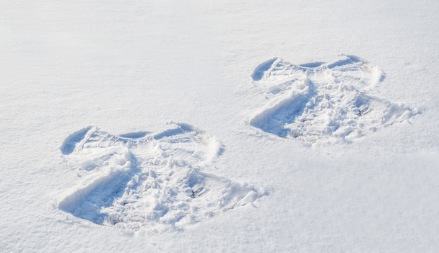 Foto zwei figuren im schneeengel