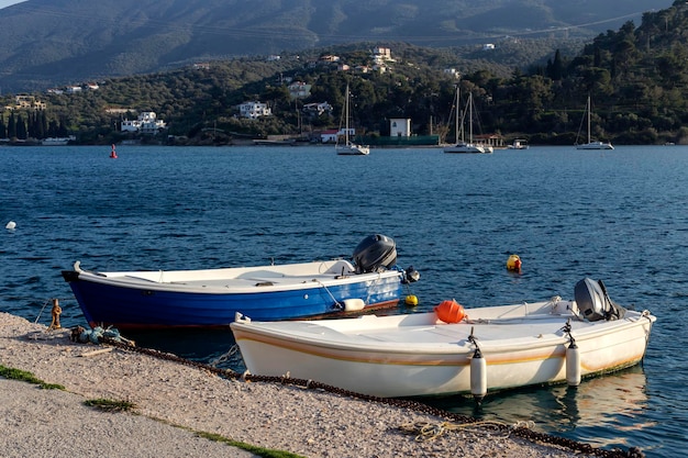 Zwei Fischerboote sind an einem sonnigen Tag am Ufer der Insel Poros Griechenland festgemacht