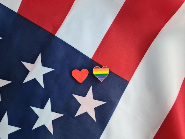 Zwei Flaggen Flagge von Amerika USA und Stolz des LGBT-Gemeinschaftskonzepts der Toleranz für verschiedene Menschen