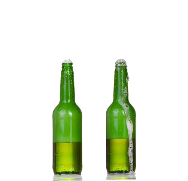 Zwei Flaschen Bier isoliert auf Weiß