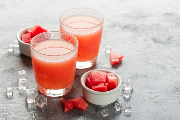 Zwei Flaschen Wassermelonensaft