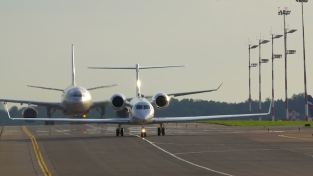 Zwei Flugzeuge auf der Landebahn