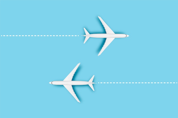 Zwei Flugzeuge und eine Linie, die die Route auf einem blauen Hintergrund anzeigt. Konzeptreisen, Flugtickets, Flug, Streckenpalette.