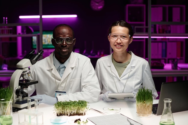 Zwei Forscher arbeiten zusammen mit Pflanzen im Labor