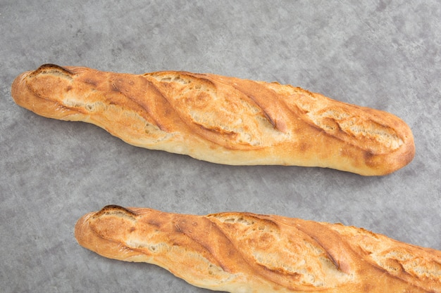 Zwei französische Baguettes auf einem Grau