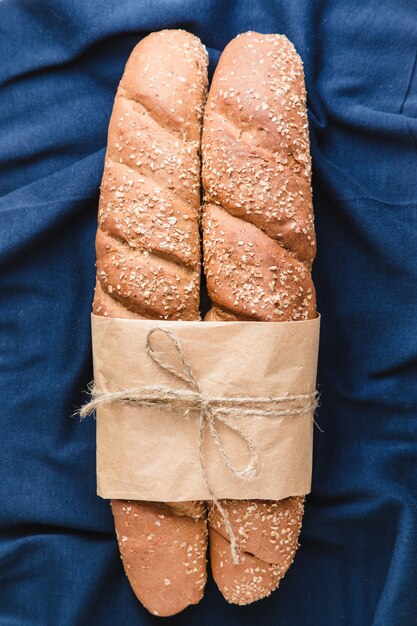 Zwei französische Baguettes mit auf blauem Textil