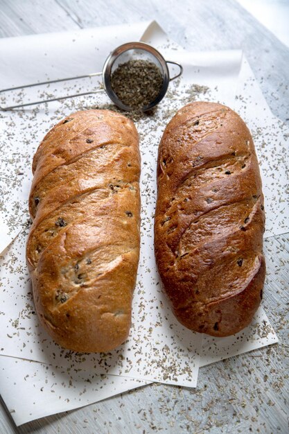 Foto zwei französische brotbaguettes auf hölzernem hintergrund beschneidungspfad eingeschlossen