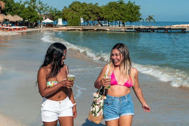 Zwei Frauen am Strand