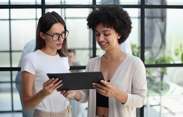 Zwei Frauen, die Dokumentenbüro analysieren Frauenführungskräfte bei der Arbeit im Büro, das einigen Papierkram bespricht