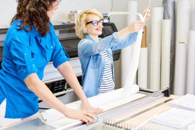 Zwei Frauen, die in der Druckerei arbeiten