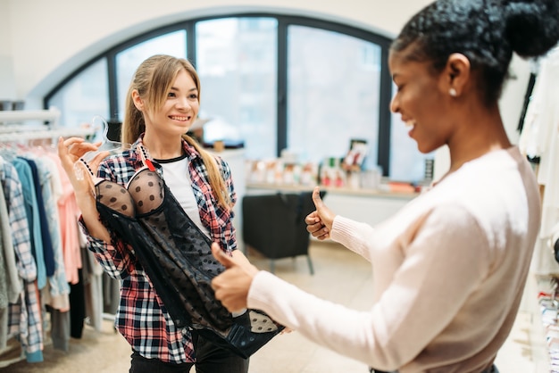 Zwei Frauen, die intime Kleidung wählen