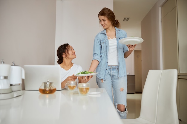 Zwei Frauen, die sich während des Gesprächs ansehen